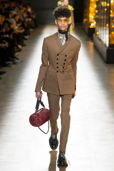 Look 32
